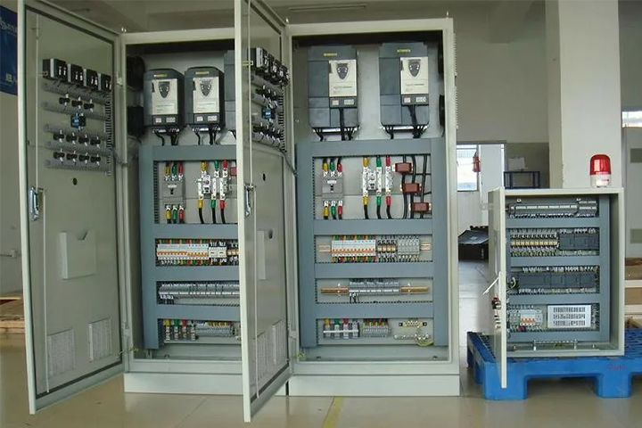 Электрические шкафы управления: их виды, принцип работы и применение крепежа при монтаже