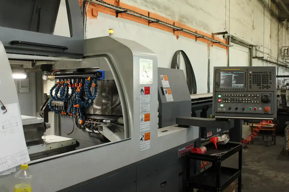 Фото наладчик станков продольного точения с числовым программным управлением (ЧПУ) в