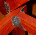 Саморезы для деревянного домостроения: преимущества перед классическими способами крепежа