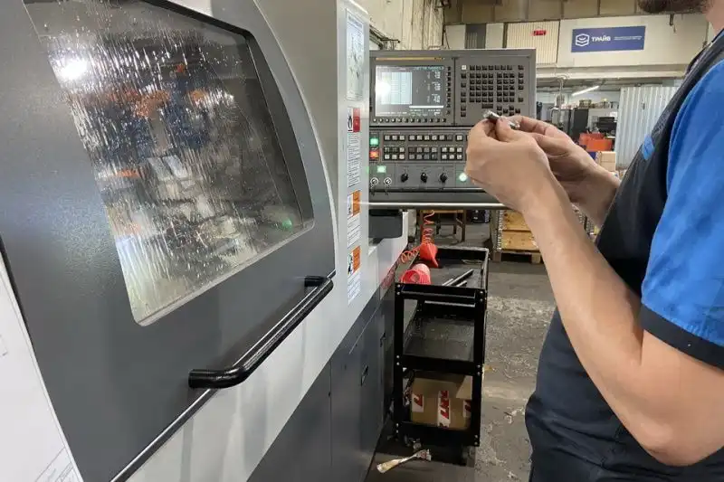 фото Какие задачи решает наладчик станков продольного точения? Основные обязанности и перспективы